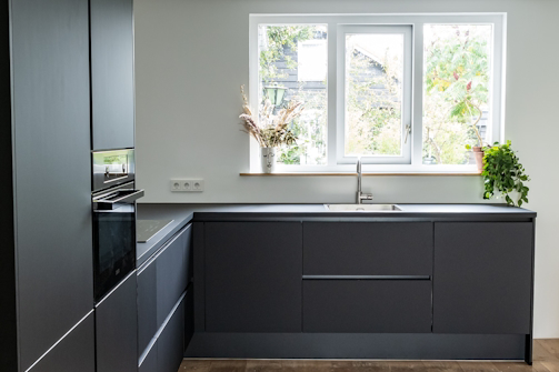 photo-1599941973480-33ce6bbca25d